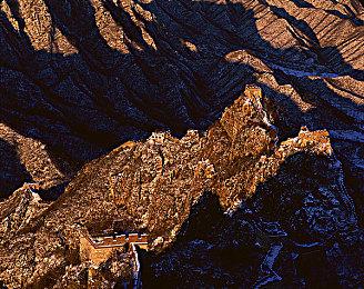 《沙丘：觉醒》最新预告片 展示平行世界扭曲节点